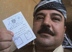 Iraqis go to polls in presidential referendum